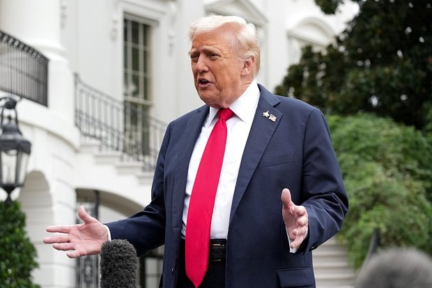    Президент США Дональд Трамп общается с прессой. Фото: Ken Cedeno / Reuters