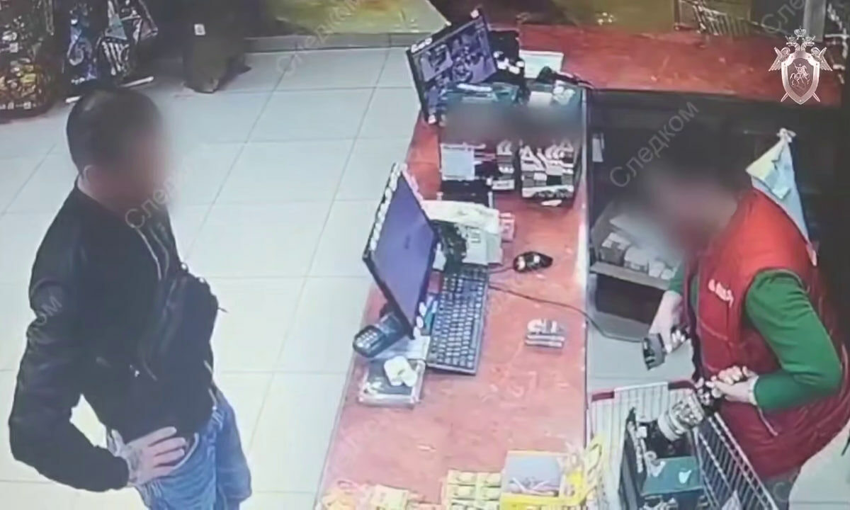    Егор Семенов покупает алкоголь для подготовки теракта. Фото пресс-службы СУ СК РФ по Краснодарскому краю