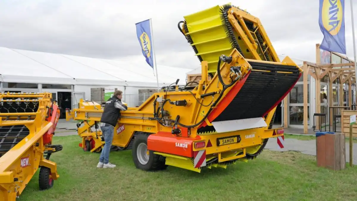 Фото: © Jan Willem Schouten / Ян Виллем Схаутен / trekkeronline.nlНовый лукоуборочный комбайн Samon SU2L: внешний вид