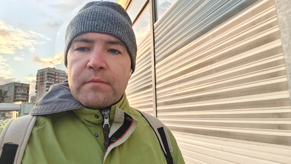 Люди говорят, что я и сам уже выгляжу, как дед. Не на что обновить гардероб.