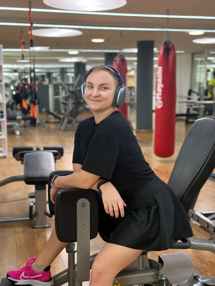 Короткий привет от автора статьи – фитнес-тренера и специалиста по коррекции осанки Исаковой Юлии. И как раз удачно подобралось фото в тренажере «отведение бедра» 🤪