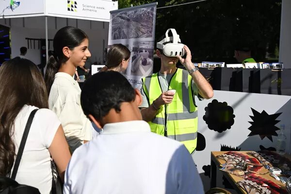 © Sputnik-Ежегодная выставка вузов и академических институтов "Неделя науки" на площади Свободы (30 сентября 2025). Ереван