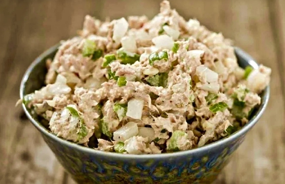 Картофельный салат с отварной сельдью и солеными огурцами.