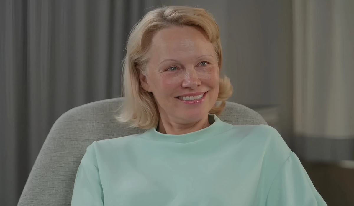     Памела Андерсон появилась с рыжими волосами на Неделе моды в Париже