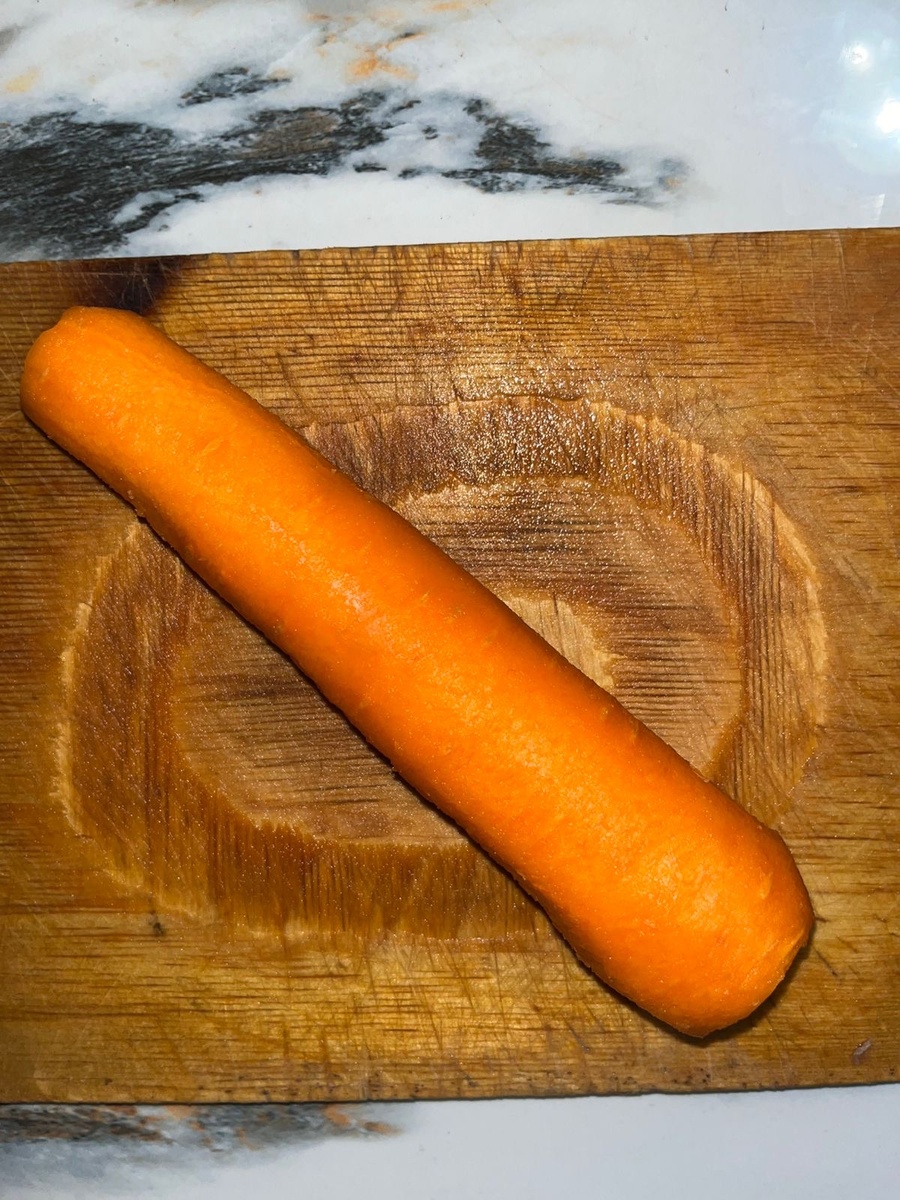 Берем сладкую морковь и натираем его на терке