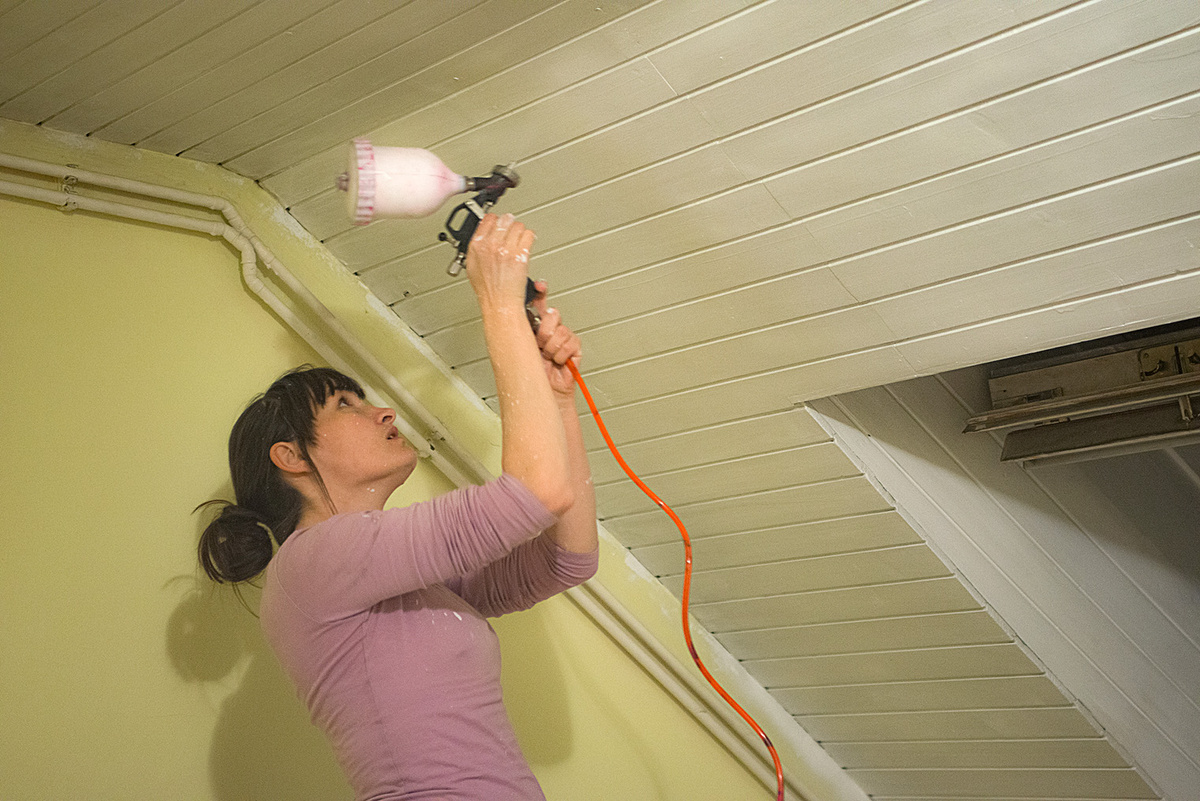 Мансарду часто обшивают вагонкой и оставляют текстуру под дерево или красят укрывистой краской. В этом случае — с помощью краскопульта. Фотография: Miha9000 / iStock