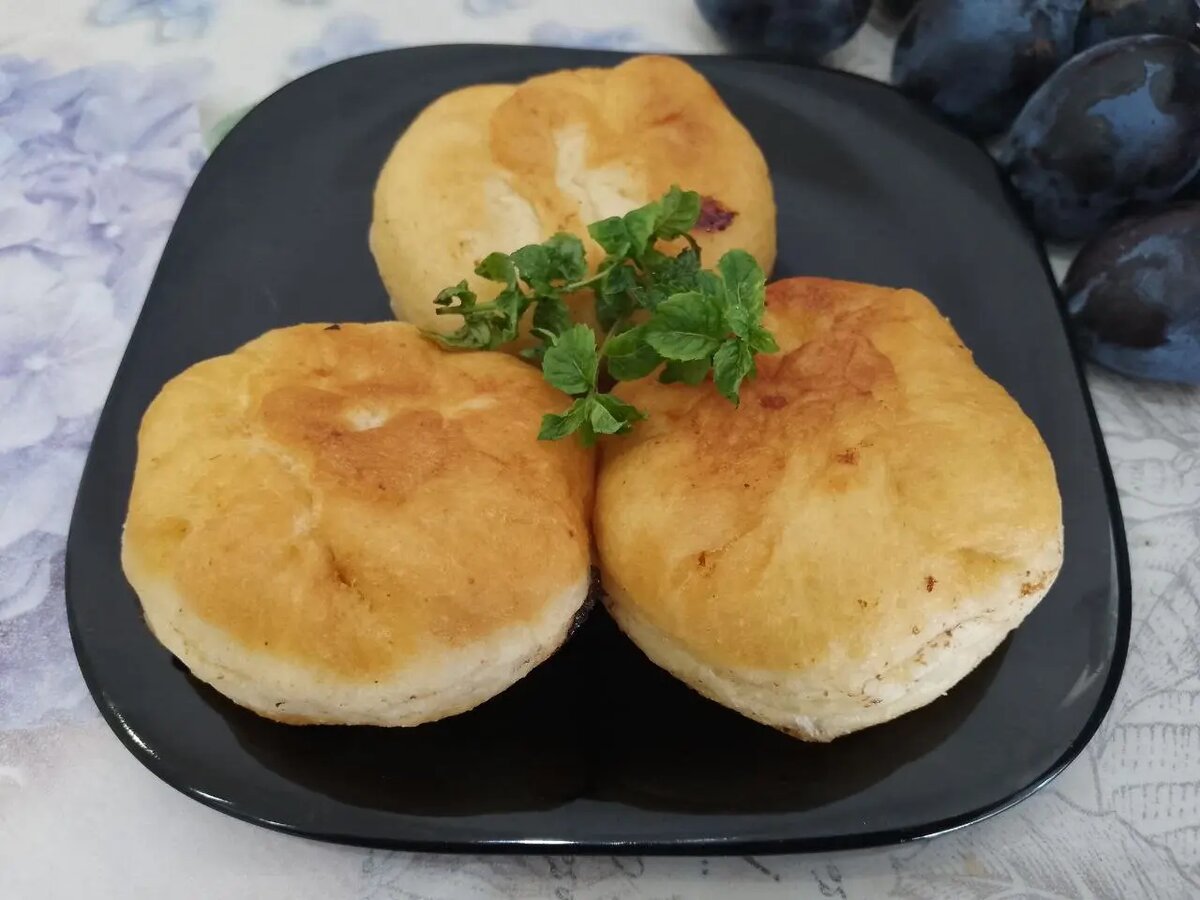 Жареные пирожки с начинкой из слив