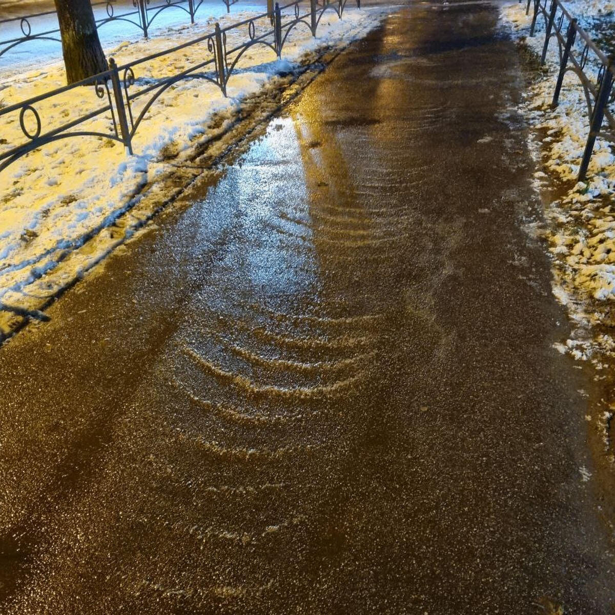 Соль с песком на тротуаре