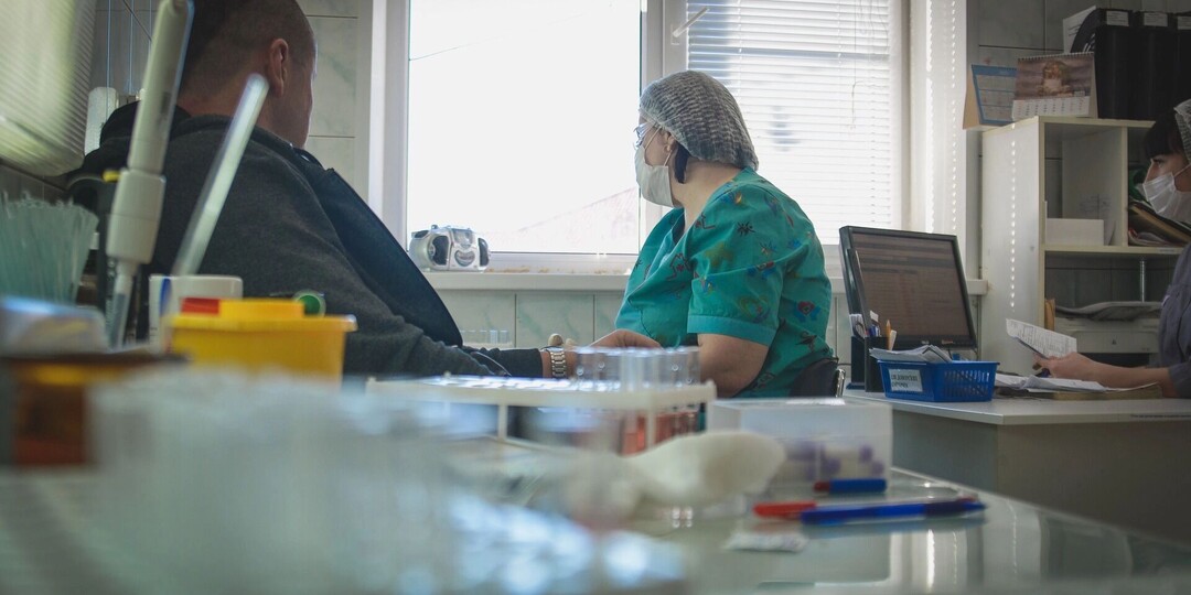 Обобрали медиков. Как власти покромсали бюджет на здравоохранение в 2026 году