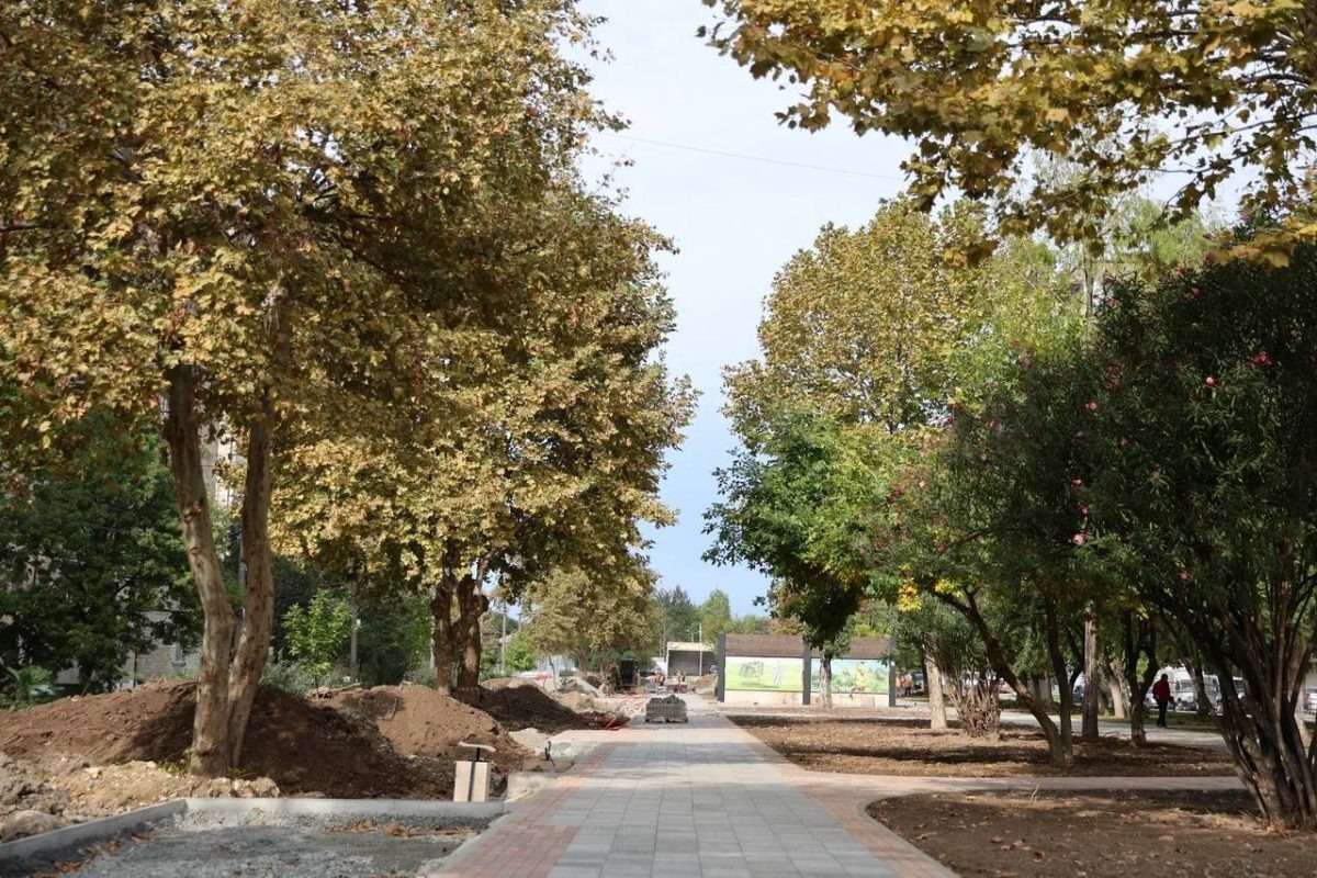    Сквер находится в новом районе Сухума, где сейчас проживают почти 40 тысяч человек