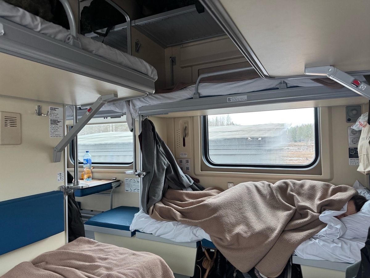    Ночью в поезде вдруг почувствовала чью-то руку под своей подушкой: вскочила - а рядом удивленная попутчица