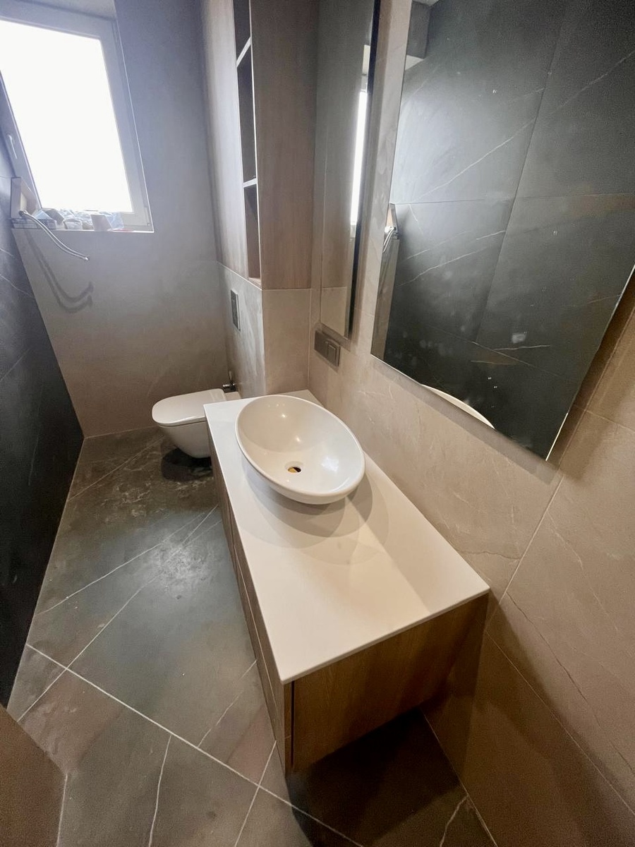 настольная раковина на столешнице из акрилового камня