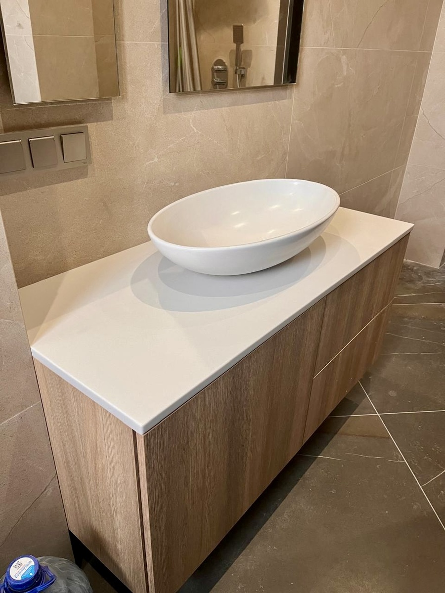 настольная раковина на столешнице из камня