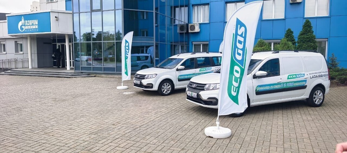 На премьерном показе публике продемонстрировали сразу два варианта кузова: практичный пятиместный универсал для семейных нужд и утилитарный грузовой фургон для коммерческого использования.