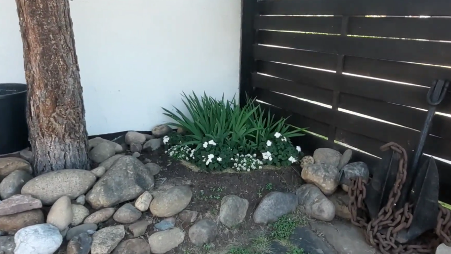 Засыпал ленивую клумбу камнями 4 года назад. Убрал 80% из них