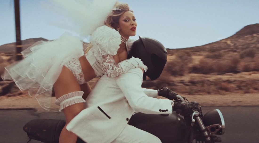     Кадр из клипа «Stranger»