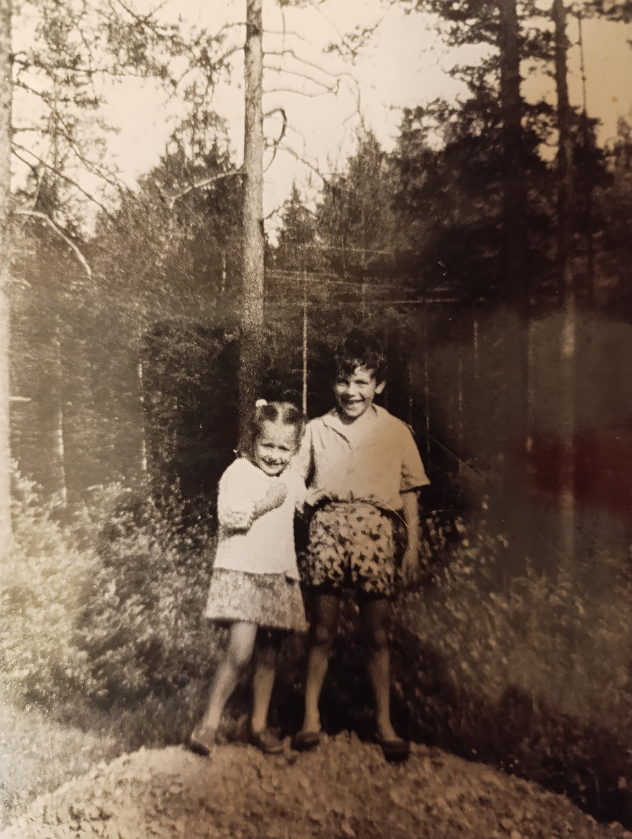 Из семейного архива. Посёлок, Вырица (Сиверская совсем недалеко), ок.1992