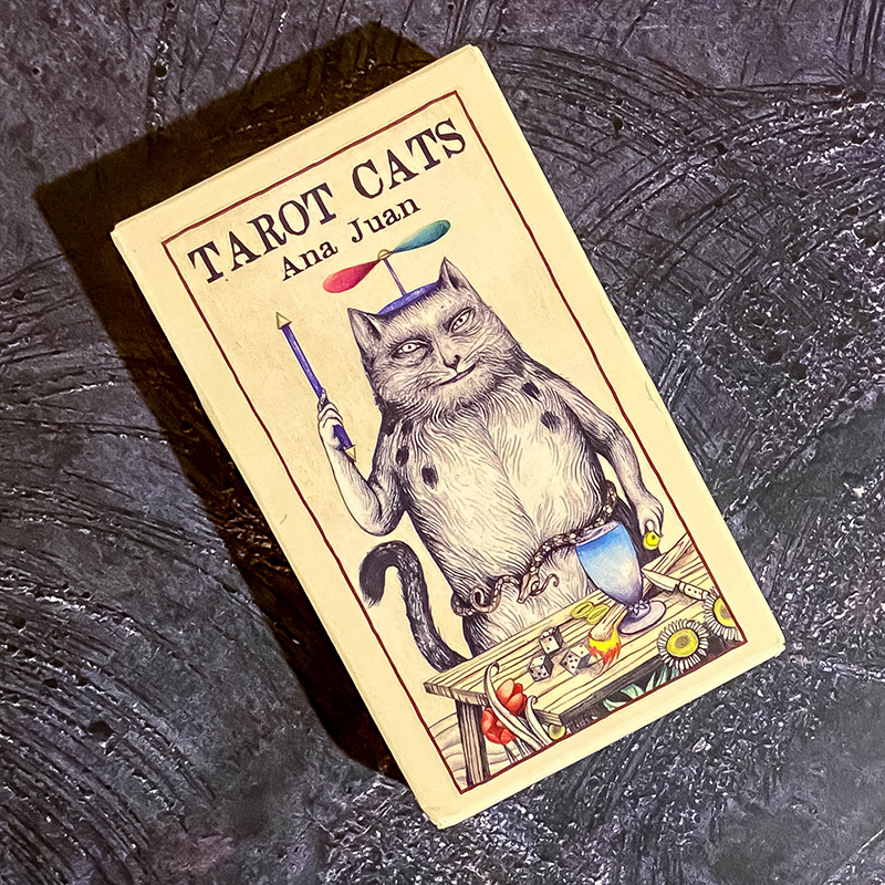 Tarot Cats by Ana Juan: дизайн коробки (фото моё)