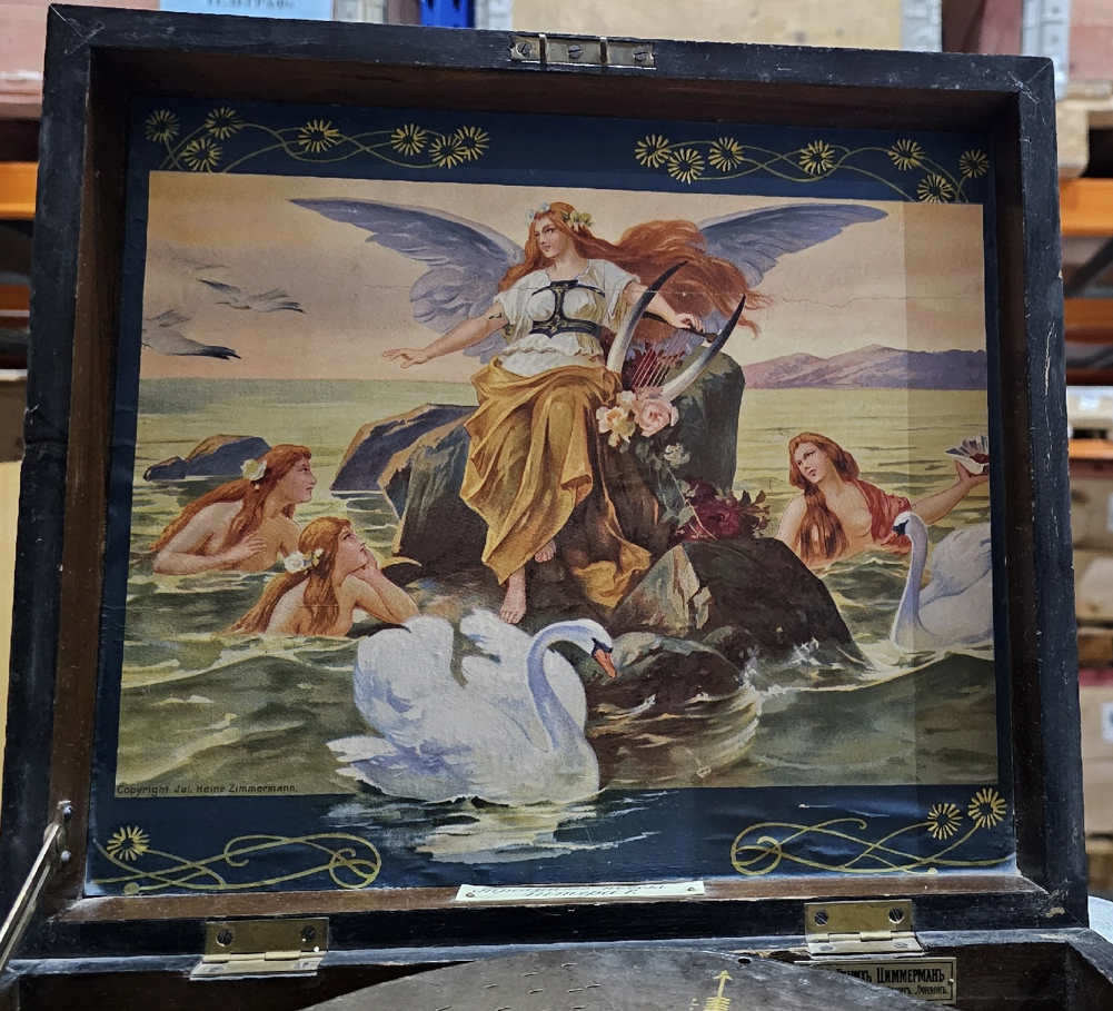 Фото атвора. Изображение Фортуны на музыкальной шкатулке