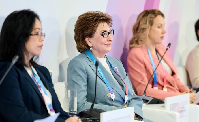    Сенатор Галина Карелова приняла участие в сессии «Женщины в мире высоких технологий» в рамках международного форума «Мировая атомная неделя».   
источник фото: пресс-служба Совета Федерации России.