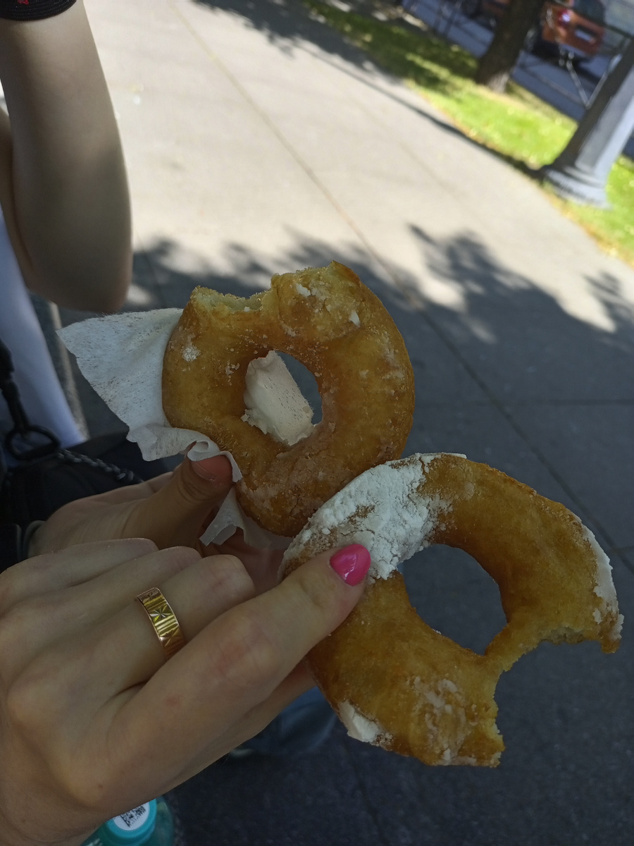 Нереально вкусные пышки из самой известной Пышечной в Санкт-Петербурге... Рекомендую..