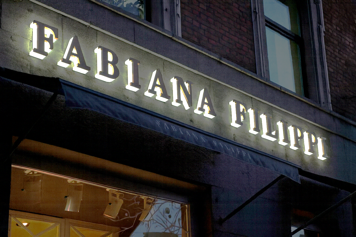 Световая вывеска на фасаде бутика