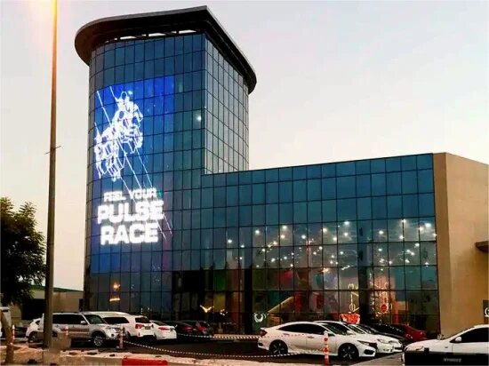 Фасадная вывеска-пленка на здании бизнес-центра