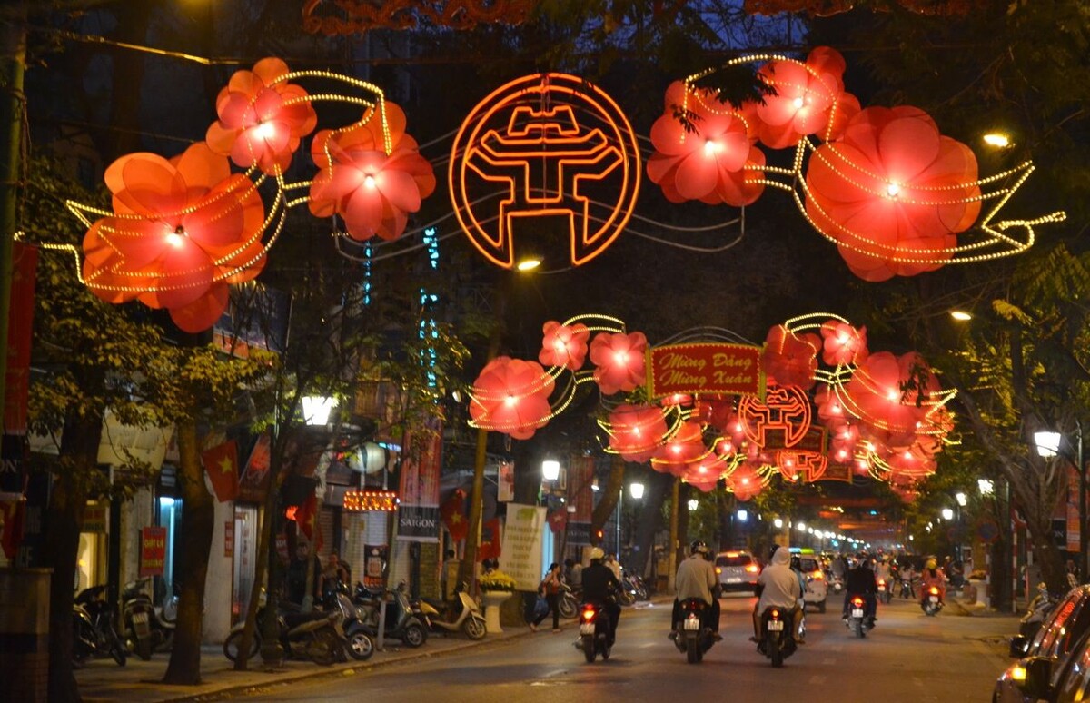 Тет празднуется одновременно с китайским Новым годом, хотя есть расхождение во времени, возникающее в связи с разницей во времени между Ханоем и Пекином