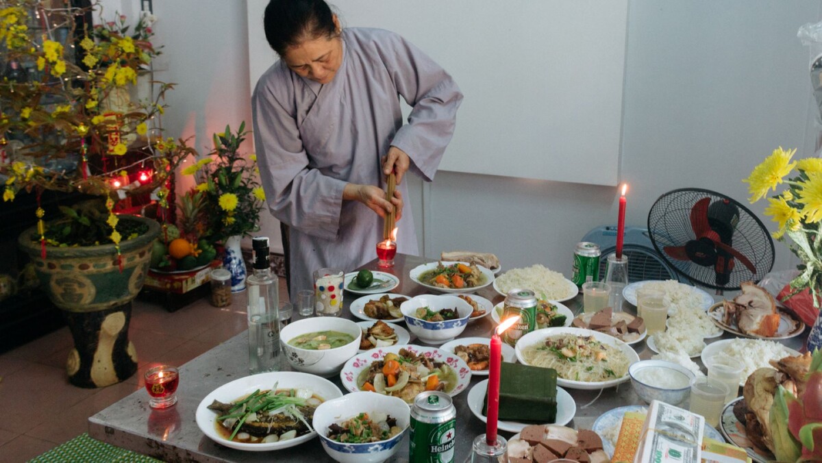 Дома украшают цветущими растениями, фруктовыми корзинами и красными цветами, которые приносят удачу