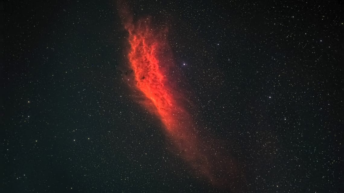 Туманность Калифорния — большая красноватая туманность, похожая на штат США.