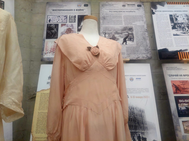 одно из свадебных платьев блокады