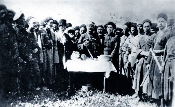 Красный командир Назир Катханов (в центре) и бойцы Шариатской колонны. Фото из открытых источников