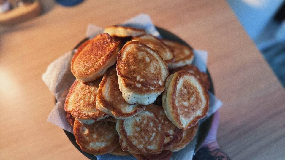 Оладушки на молоке и дрожжах.