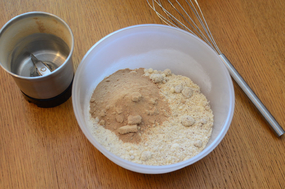 Смешиваем муку и сахарную пудру...