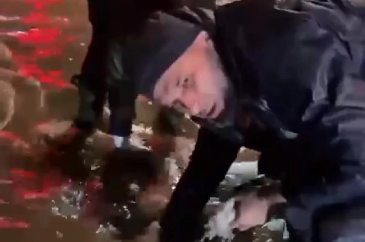    Заместители мэра Махачкалы вместе с рабочими чистят ливневки после дождя