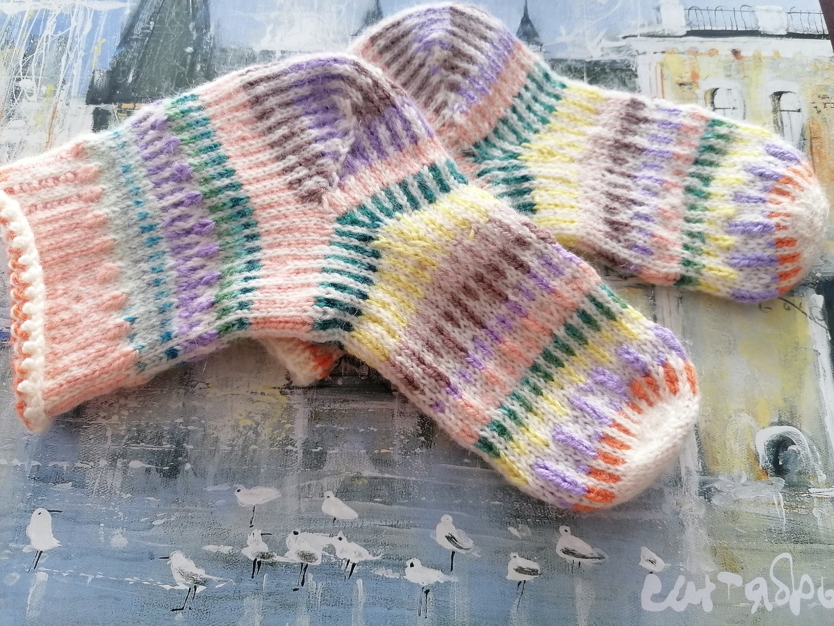 Также подробно я уже рассказывала о носочках. Хвалила приспособление для вязания жаккарда (листайте).