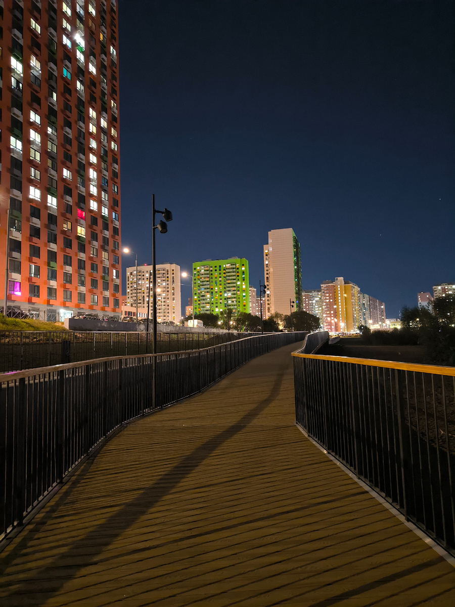 Дорожка вдоль берега над водой 