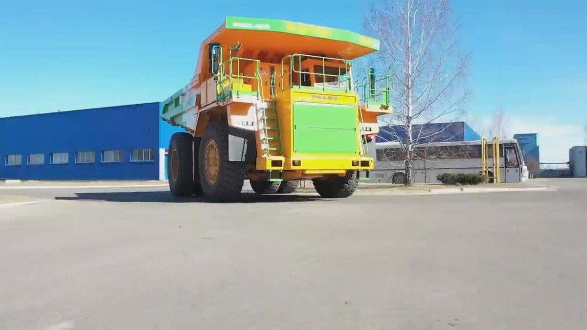    самосвал БелАЗ-7558Е