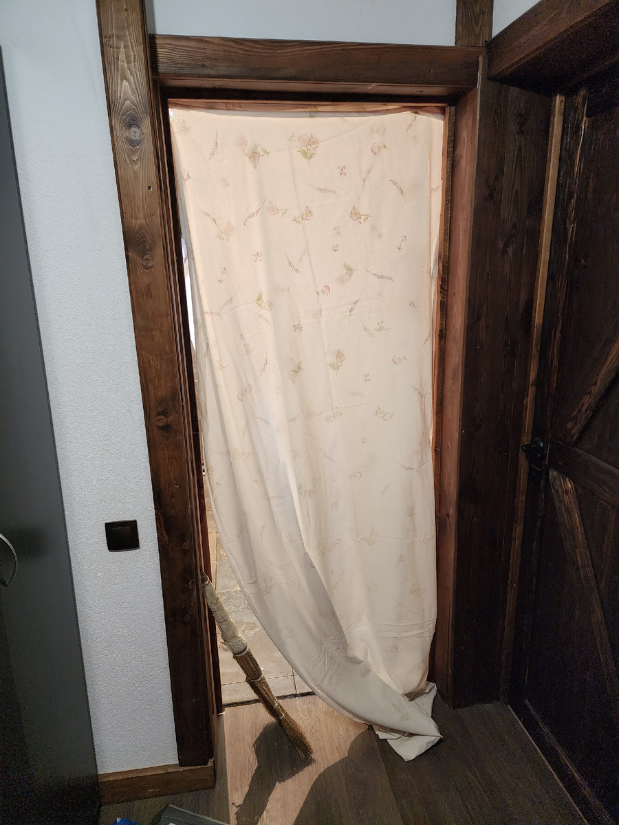 Простынь вместо двери - временное решение во время отделки.