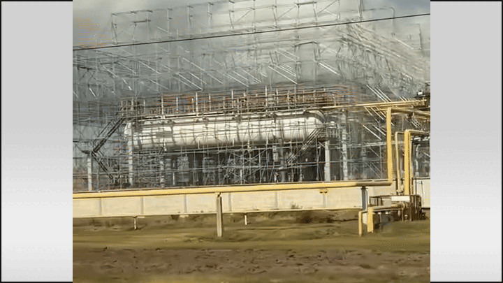 САМАРСКИЙ НПЗ, КЛЮЧЕВЫЕ ПРОИЗВОДСТВЕННЫЕ УСТАНОВКИ КОТОРОГО ПРИКРЫТЫ ПРОТИВОДРОНОВЫМИ ОГРАЖДЕНИЯМИ. ИСТОЧНИК: ТГ-КАНАЛ ЦАРЬГРАД