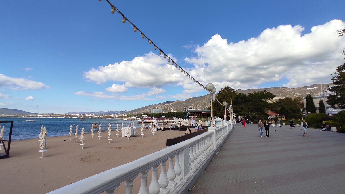 Набережная и песчаный пляж в Геленджике. Фото: Кирилл Полиенко/Polienko: путешествуем вдвоём