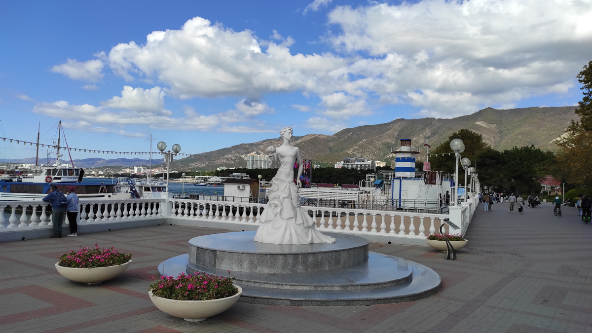 Белая невеста - символ Геленджика. Для такой погоды она слишком легко одета!)) Фото: Кирилл Полиенко/Polienko: путешествуем вдвоём