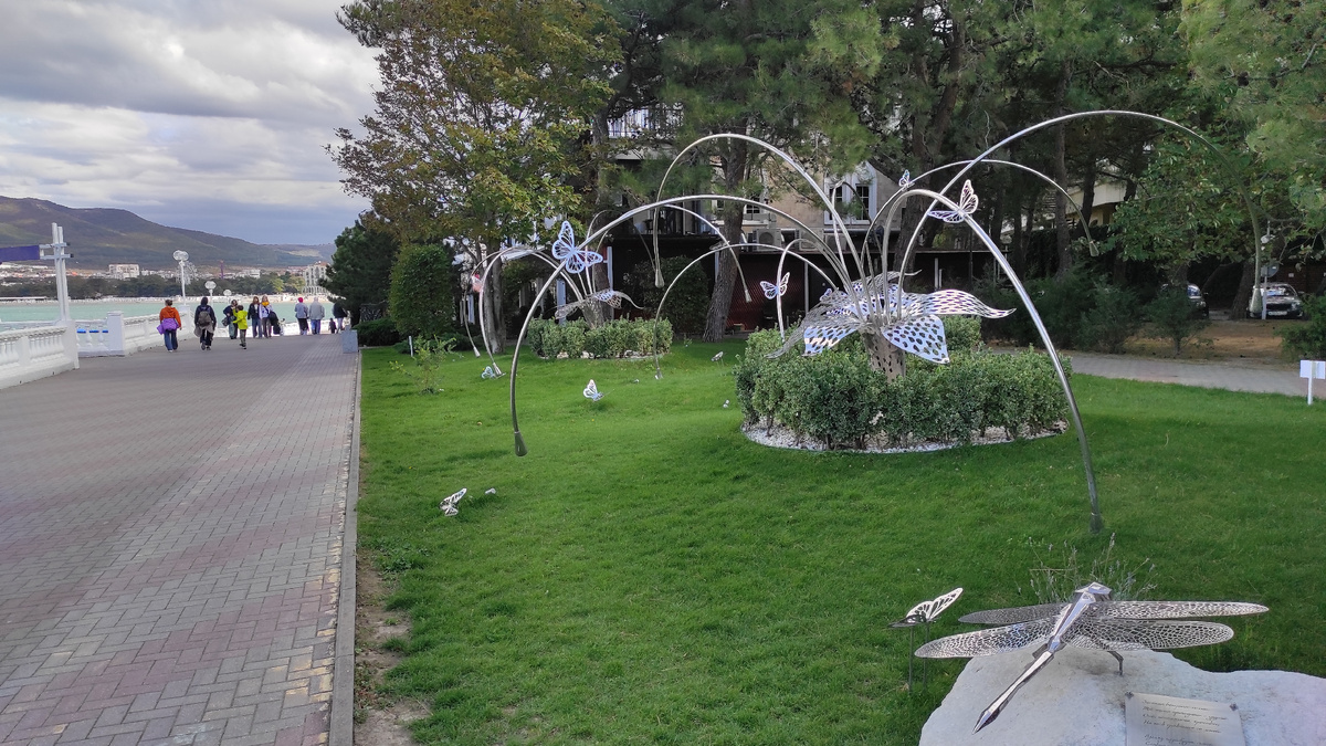 Инсталляция со стркозами, цветами и бабочками. Фото: Кирилл Полиенко/Polienko: путешествуем вдвоём