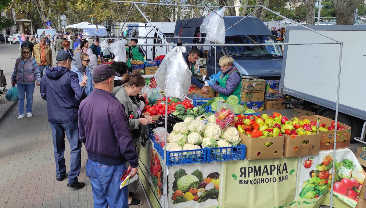 Сезон осенних заготовок в разгаре, поэтому большой спрос на овощи. Фото: Кирилл Полиенко/Polienko: путешествуем вдвоём