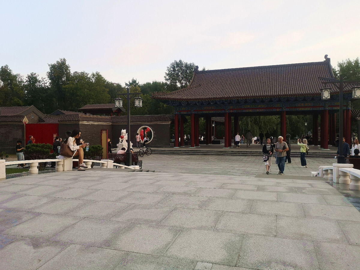 Центральный вход в парк "Хуамин" 