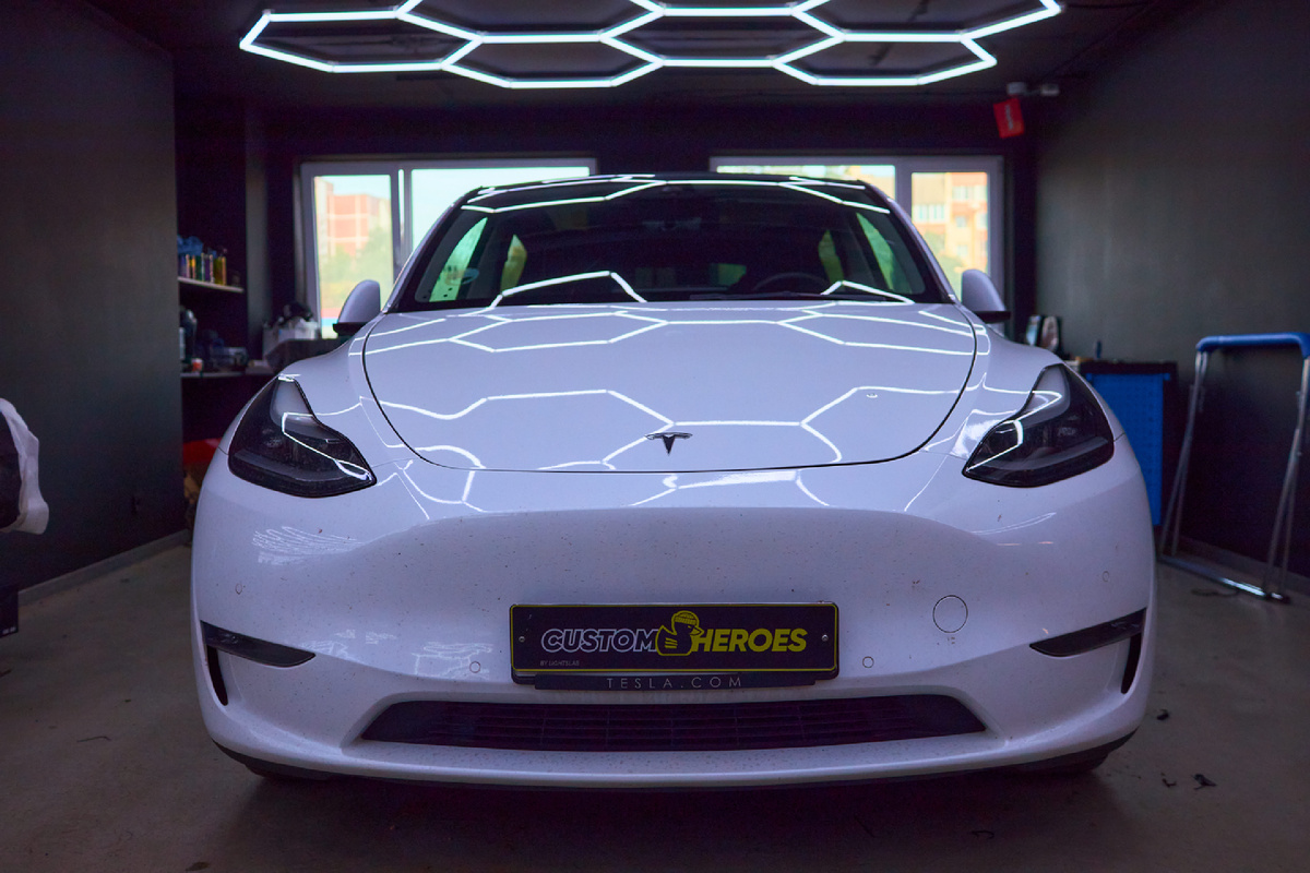 Источник фото: https://custom-heroes.ru/raboty/vid-uslugi/okleyka-poliuretanovoy-plenkoy/deteyling-okleyka-far/tesla-model-y-zaschita-i-tonirovka-v-studii-custom-heroes/