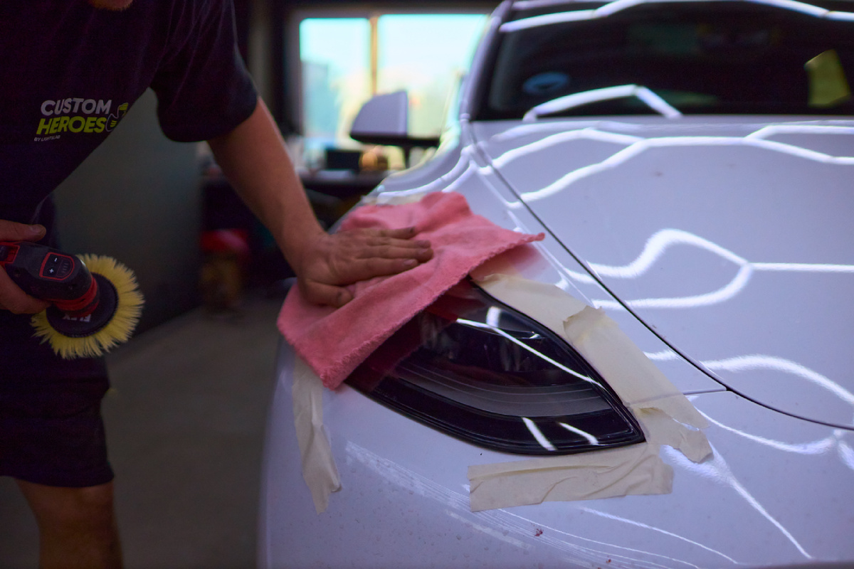 Источник фото: https://custom-heroes.ru/raboty/vid-uslugi/okleyka-poliuretanovoy-plenkoy/deteyling-okleyka-far/tesla-model-y-zaschita-i-tonirovka-v-studii-custom-heroes/