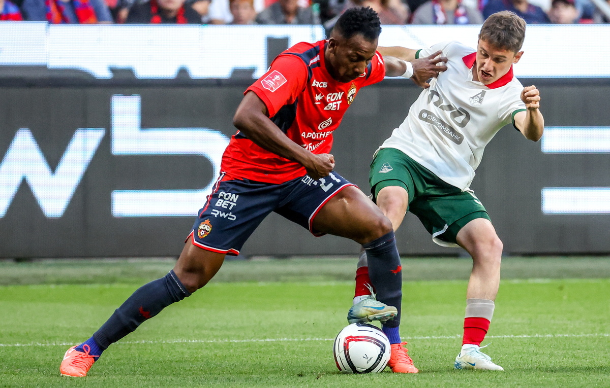    Мойзес (ЦСКА) и Данила Годяев ("Локомотив")  Сергей Фадеичев/ТАСС