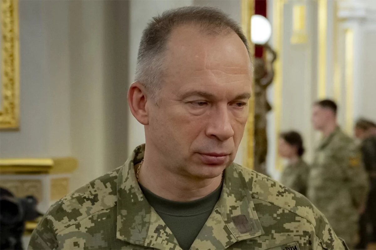    Происходящее создает огромную головную боль для главкома ВСУ Сырского.