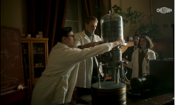 Беляев (Алексей Кирсанов) и Фролов готовят камеру к работе.